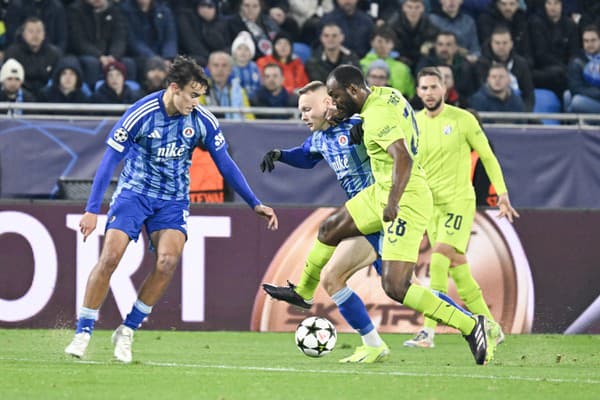 Na snímke zľava Dávid Strelec, Nino Marcelli (obaja Slovan) a Kévin Théophile-Catherine (Dinamo) bojujú o loptu. 