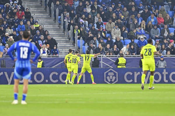 Na snímke hráči Dinama sa tešia z gólu počas zápasu 4. kola ligovej fázy Ligy majstrov (LM) vo futbale ŠK Slovan Bratislava - Dinamo Záhreb. 