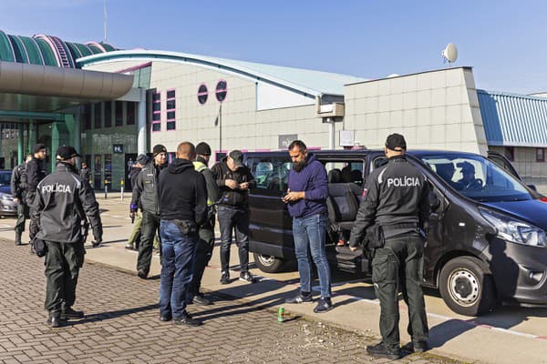 Na hranici Jarovce - Kittsee polícia prehľadávala všetky autá, pričom Chorvátov podrobovali aj osobným prehliadkam.