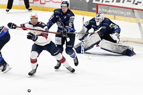 Útočník Richard Pánik (v bielom) odohral za Slovan zatiaľ 12 duelov a je otázne či pridá aj ďalšie.