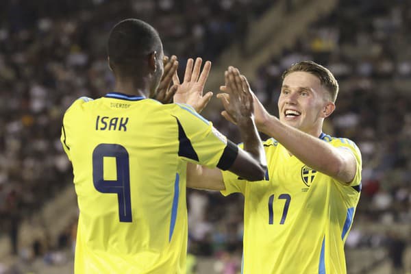 Na snímke švédsky futbalista Alexander Isak (vľavo) sa raduje z gólu so spoluhráčom Viktorom Gyökeresom. 