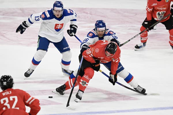 Na snímke v poredí Benjamin Baumgartner (Rakúsko) bránený Markom Stachom (Slovensko).