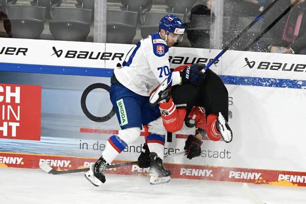 Na snímke vpravo Marco Richter (Rakúsko) a vľavo Adam Lukošík (Slovensko) počas hokejového zápasu o Nemecký pohár Rakúsko - Slovensko. 