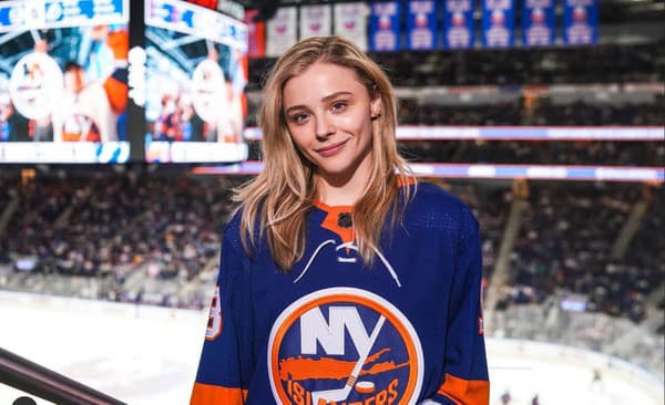 Hollywoodska herečka Chloe Grace Moretzová na zápase hokejového NY Islanders.