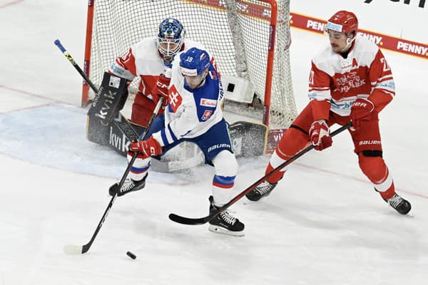 Uprostred Patrik Hrehorčák (Slovensko), vpravo Martin Larsen a v pozadí brankár Mathias Seldrup (obaja Dánsko) počas zápasu Dánsko - Slovensko na turnaji o Nemecký pohár v Landshute 