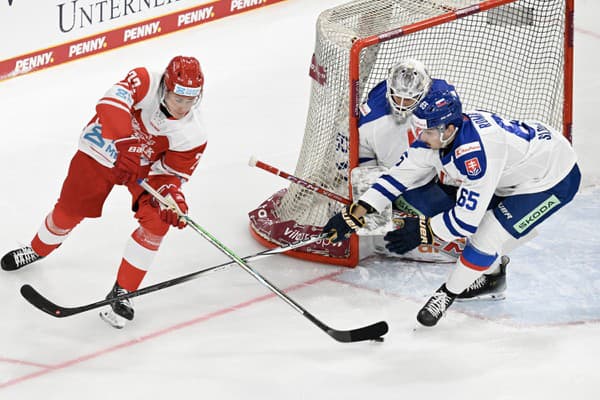 Zľava Gustav Green (Dánsko), David Romaňák a brankár Rastislav Eliaš (obaja Slovensko) počas zápasu Dánsko - Slovensko na turnaji o Nemecký pohár v Landshute