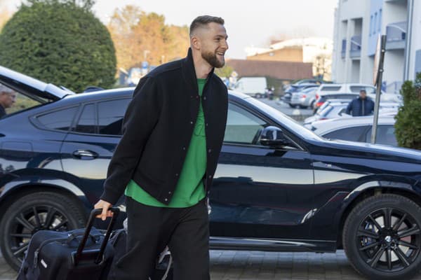  Reprezentačný kapitán Milan Škriniar sa do Senca sa doviezol na luxusnom BMW, ktoré okamžite upútalo pozornosť prítomných fotografov.