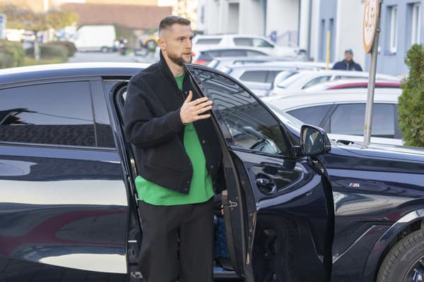  Reprezentačný kapitán Milan Škriniar sa do Senca sa doviezol na luxusnom BMW, ktoré okamžite upútalo pozornosť prítomných fotografov.