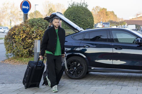  Reprezentačný kapitán Milan Škriniar sa do Senca sa doviezol na luxusnom BMW, ktoré okamžite upútalo pozornosť prítomných fotografov.