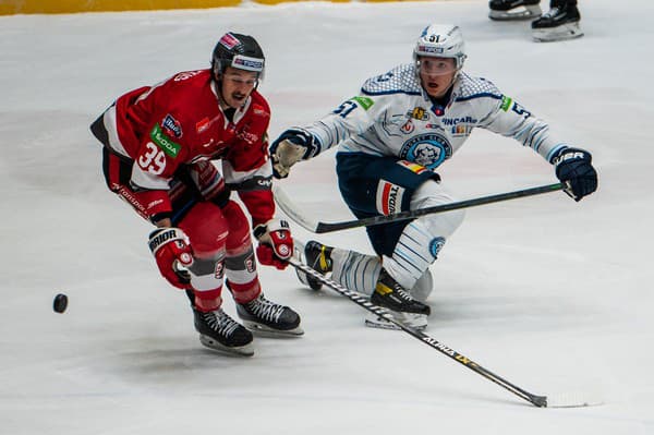 Kanadský obranca Luke Green (vpravo), ktorý pôsobil naposledy v Nitre Slovan neposilní.