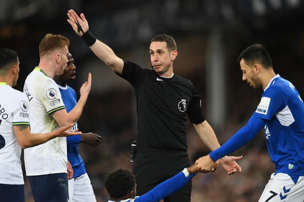 Hlavný  arbitrer futbalovej Premier League Davida Coote bol suspendovaný.