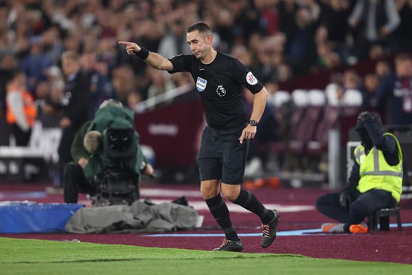 Hlavný  arbitrer futbalovej Premier League Davida Coote bol suspendovaný.