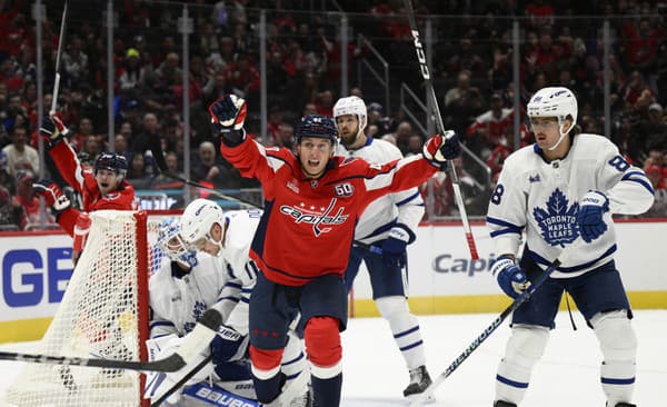 Slovenský hokejista v drese Washingtonu Capitals  Martin Fehérváry (uprostred) sa teší z gólu, ktorý strelil jeho spoluhráč Taylor Raddysh.