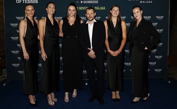 Slovenské tenistky zľava doprava: Rebecca Šramková, Tereza Mihalíková, Viktória Hrunčáková, kapitán tímu Matej Lipták, Renáta Jamrichová, Anna Karolína Schmiedlová.