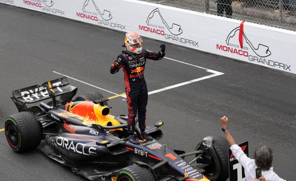 Holandský pilot formuly 1 Max Verstappen z tímu Red Bull oslavuje víťazstvo vo Velkej cene Monaka na okruhu v Monte Carlo.