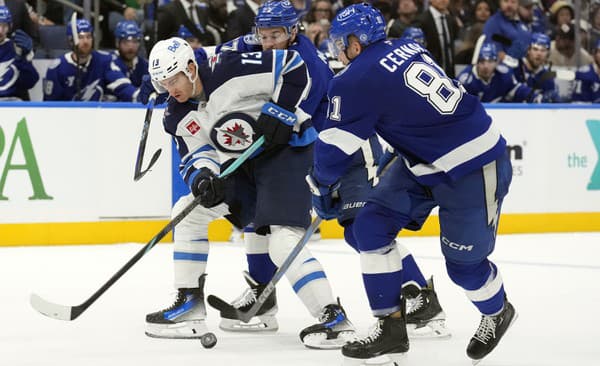 Erik Černák (Tampa Bay) v súboji s Gabrielom Vilardim (Winnipeg)