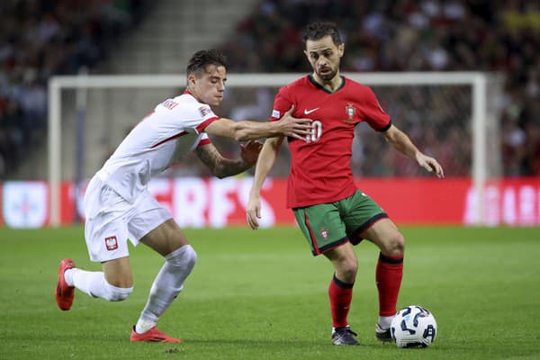 Kacper Urbanski a Bernardo Silva v súboji