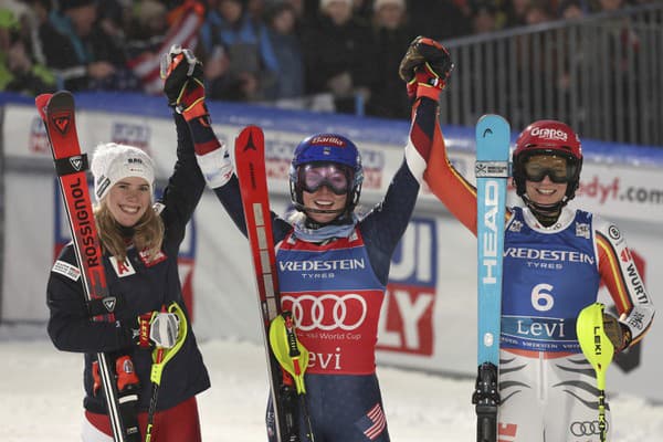 Zľava Katharina Liensbergerová, Mikaela Shiffrinová a Lena Dürrová na pódiu v Levi