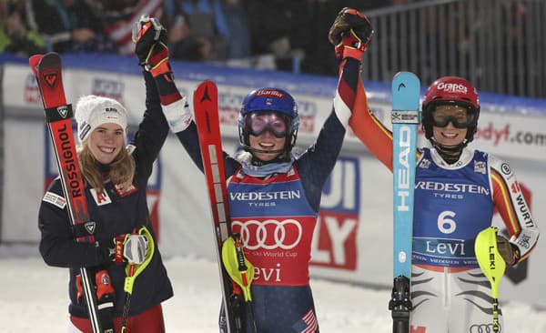 Zľava Katharina Liensbergerová, Mikaela Shiffrinová a Lena Dürrová na pódiu v Levi