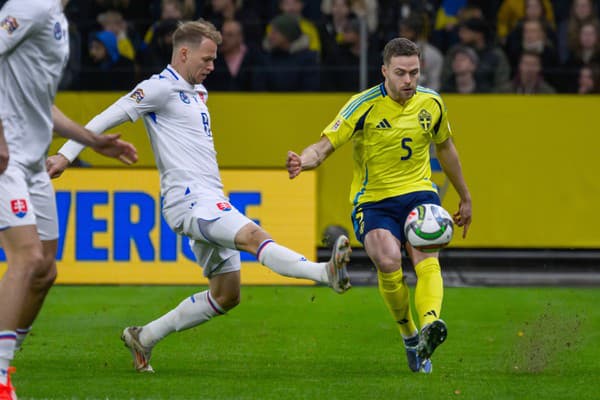 Na snímke zľava Ondrej Duda (Slovensko) a Gabriel Gudmundsson (Švédsko) počas zápasu.