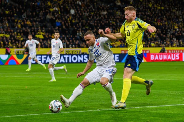 Na snímke zľava Stanislav Lobotka (Slovensko) a Dejan Kulusevski (Švédsko).