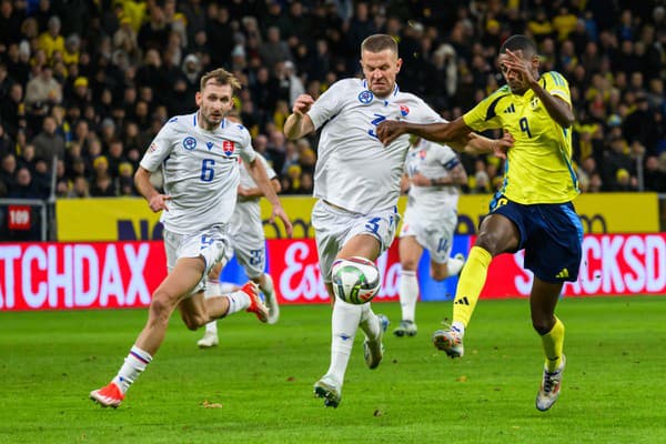 Na snímke zľava Norbert Gyömbér (Slovensko), Denis Vavro (Slovensko) a Alexander Isak (Švédsko).