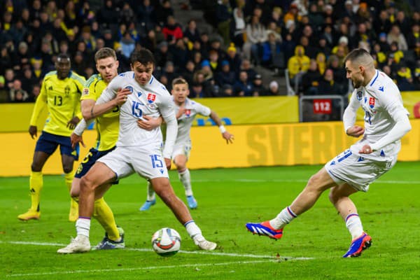 Na snímke sprava Matúš Bero (Slovensko), David Strelec (Slovensko) a Gabriel Gudmundsson (Švédsko) počas zápasu.