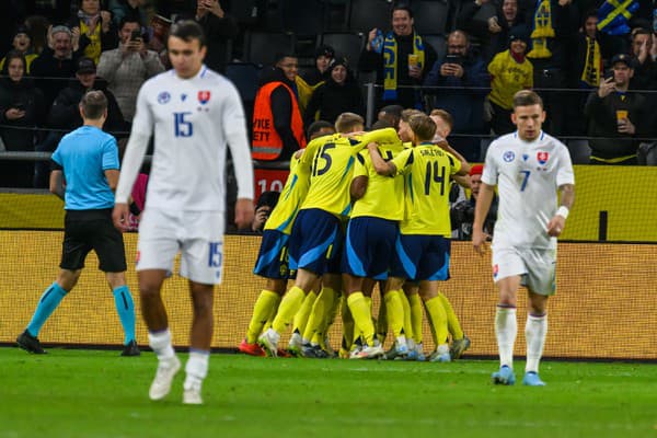 Na snímke vľavo David Strelec (Slovensko), uprostred hráči Švédska sa tešia z gólu na 2:1 a vpravo Tomáš Suslov (Slovensko).