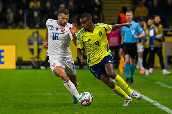 Na snímke zľava Dávid Hancko (Slovensko) a Alexander Isak (Švédsko) počas zápasu.