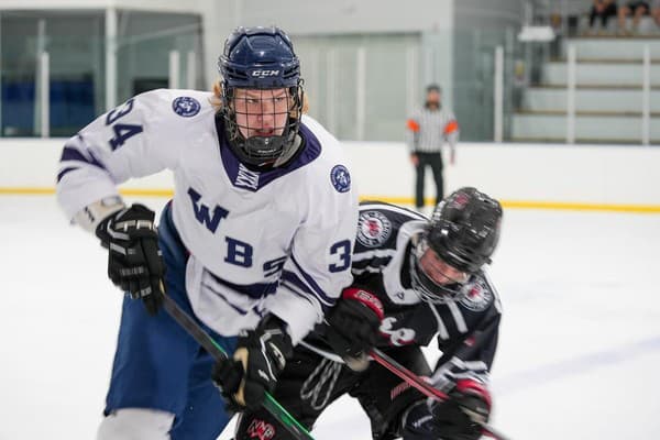 Prekoná Alexandr Karmanov Chárov rekord najvyššieho hráča NHL?