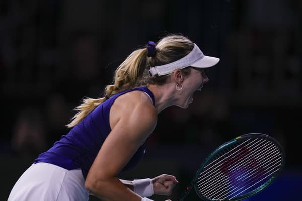 Britka Katie Boulterová v súboji s Rebeccou Šramkovou.