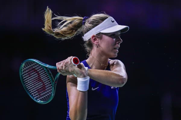 Britka Katie Boulterová v súboji s Rebeccou Šramkovou.