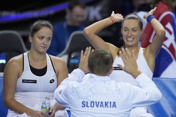 Viktória Kužmová, Tereza Miháliková a nehrajúci kapitán Matej Lipták.