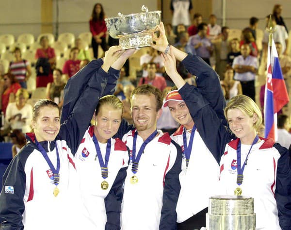 2002 Víťazky - zľava: Janette Husárová, Henrieta Nagyová, kapitán Tomáš Malik, Daniela Hantuchová a Martina Suchá