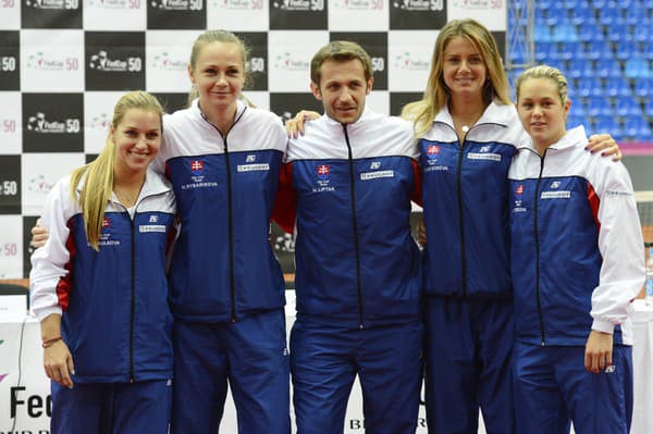 2013 Semifinále - Sprava: Jana Čepelová, Daniela Hantuchová, kapitán Matej Lipták, Magdaléna Rybáriková a Dominika Cibulková