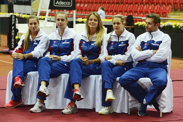 2013 Semifinále - Sprava: kapitán Matej Lipták, Jana Čepelová, Daniela Hantuchová, Magdaléna Rybáriková a Dominika Cibulková