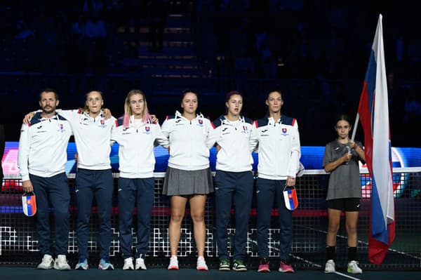 Na snímke slovenské tenistky sprava Tereza Mihalíková, Renáta Jamrichová, Viktória Hrunčáková, Anna Karolína Schmiedlová, Rebecca Šramková a kapitán slovenského tímu Matej Lipták stoja počas slovenskej hymny pred úvodnými dvojhrami finálového duelu Slovensko - Taliansko.