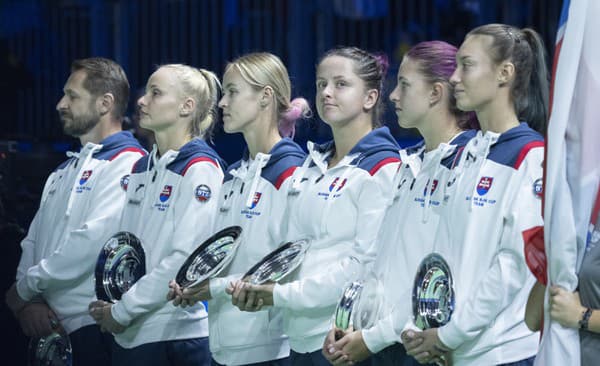 Na snímke slovenské tenistky sprava Tereza Mihalíková, Renáta Jamrichová, Viktória Hrunčáková, Anna Karolína Schmiedlová, Rebecca Šramková a kapitán slovenského tímu Matej Lipták pózujú s trofejami.