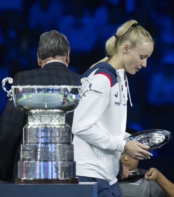 Na snímke slovenská tenistka Rebecca Šramková si preberá trofej pre porazený tím po finálovom dueli Slovensko - Taliansko. 