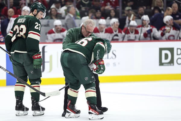 Mats Zuccarello opúšťa v bolestiach ľadovú plochu.