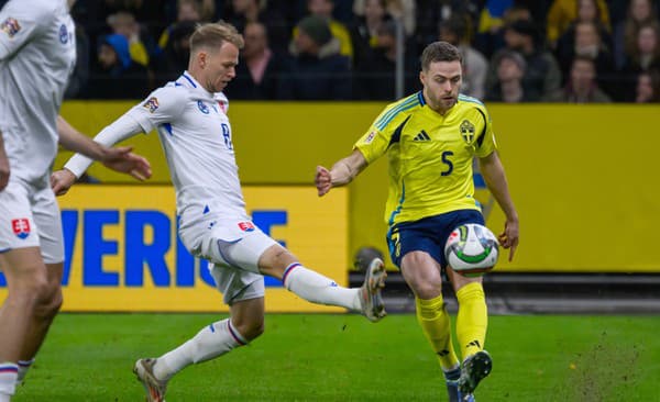 Na snímke zľava Ondrej Duda (Slovensko) a Gabriel Gudmundsson (Švédsko) počas zápasu.