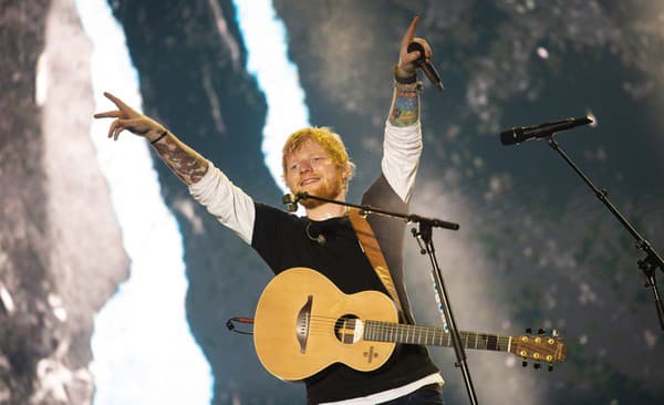  Ed Sheeran počas vystúpenia na 27. ročníku medzinárodného hudobného festivalu Sziget v Budapešti.