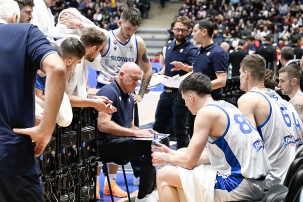 Na snímke tréner tímu Slovenska Aramis Naglič dáva pokyny svojim zverencom