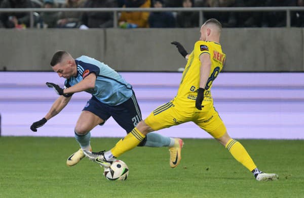 Na snímke vpravo Dávid Gallovič (FC Košice) a vľavo Róbert Mak (ŠK Slovan Bratislava) bojujú o loptu