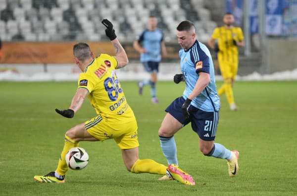 Na snímke vľavo Nicolás Ezequiel (FC Košice) a vpravo Róbert Mak (ŠK Slovan Bratislava) bojujú o loptu