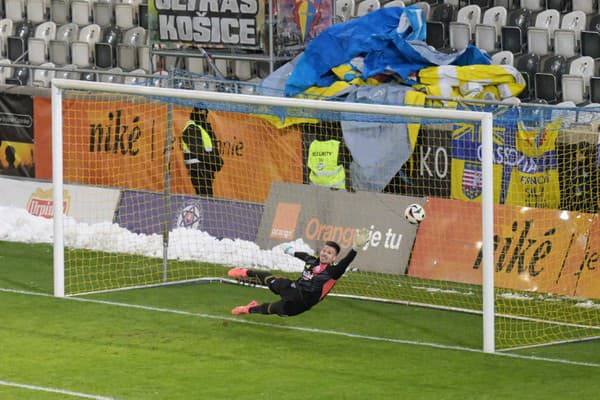 Na snímke brankár Dominik Takáč (Slovan) inkasuje gól z pokutového kopu