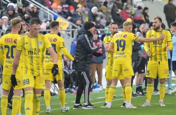 Na snímke uprostred tréner FC Košice Roman Skuhravý