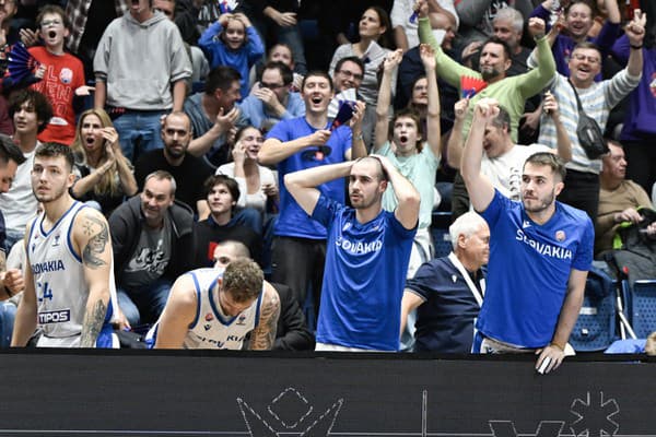 Na snímke slovenskí basketbalisti reagujú na striedačke