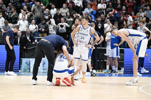 Na snímke slovenskí basketbalisti reagujú po prehre