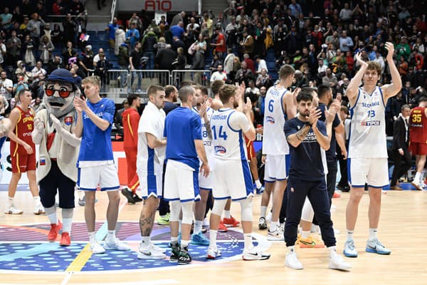 Na snímke slovenskí basketbalisti ďakujú fanúšikom